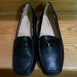 NWOT Trotters Black Leather Women’s Loafer Shoes Size 6.5M US